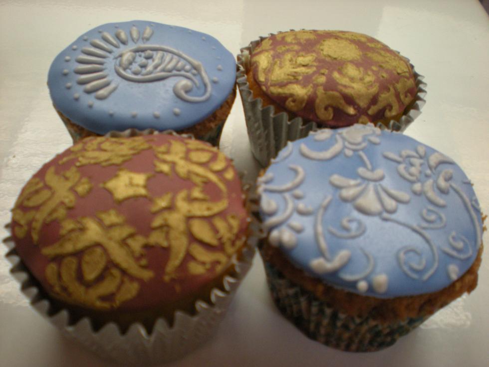stencil cupcakes