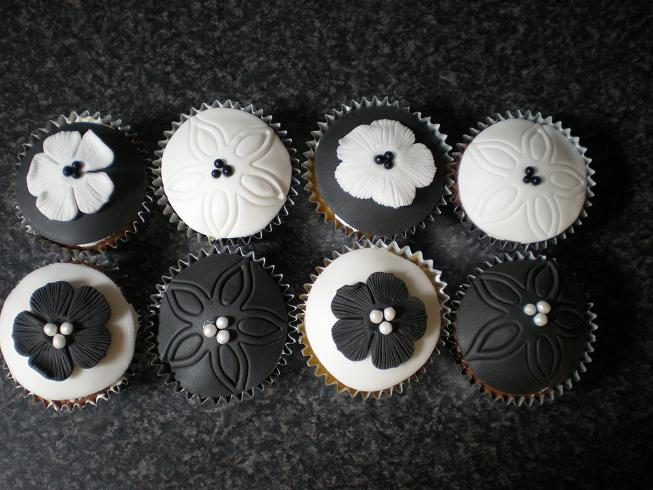 black & white cupcakes