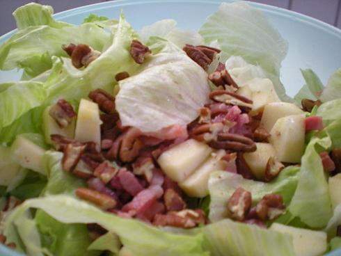 salade met appel, spekreepjes en walnoten