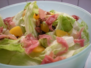 hamsalade met perzik en pecannoten