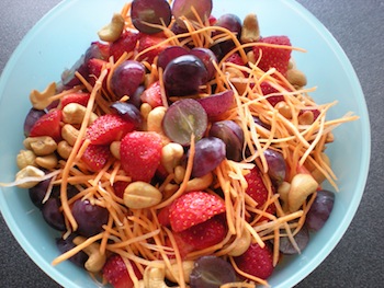 wortelsalade met aardbeien, druiven en cashewnoten