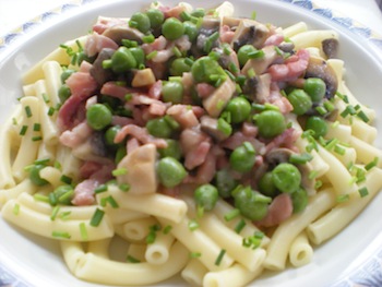 pasta met champignons, erwtjes en spek